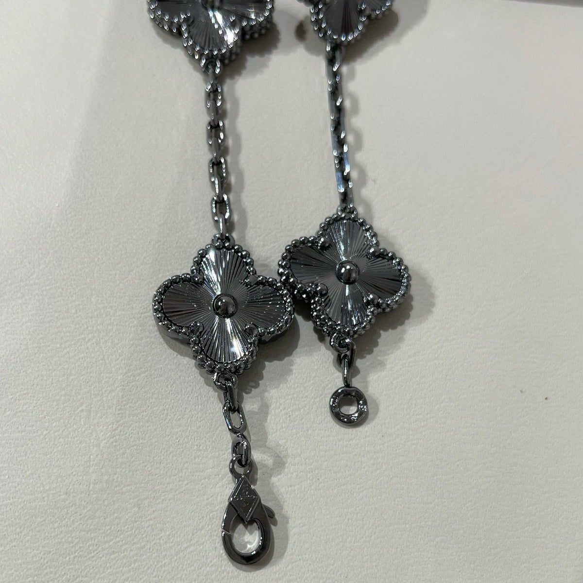 [⭐Hevara Jewelry]CLOVER 5 MOTIF BLACK BRACELET
