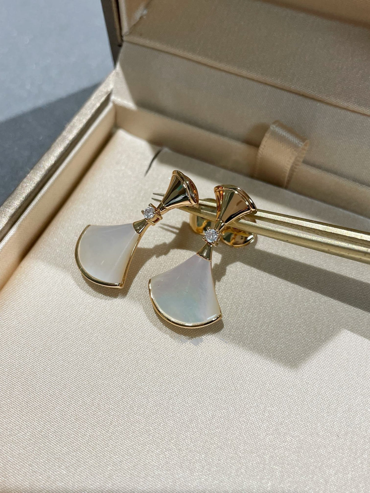 [⭐Hevara Jewelry]DREAM MOP 1 DIAMOND EARRINGS