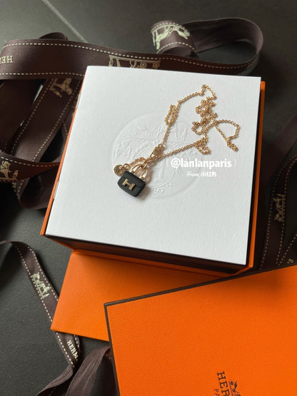 [⭐Hevara Jewelry]CONSTANCE BLACK PEDANT PINK GOLD NECKLACE