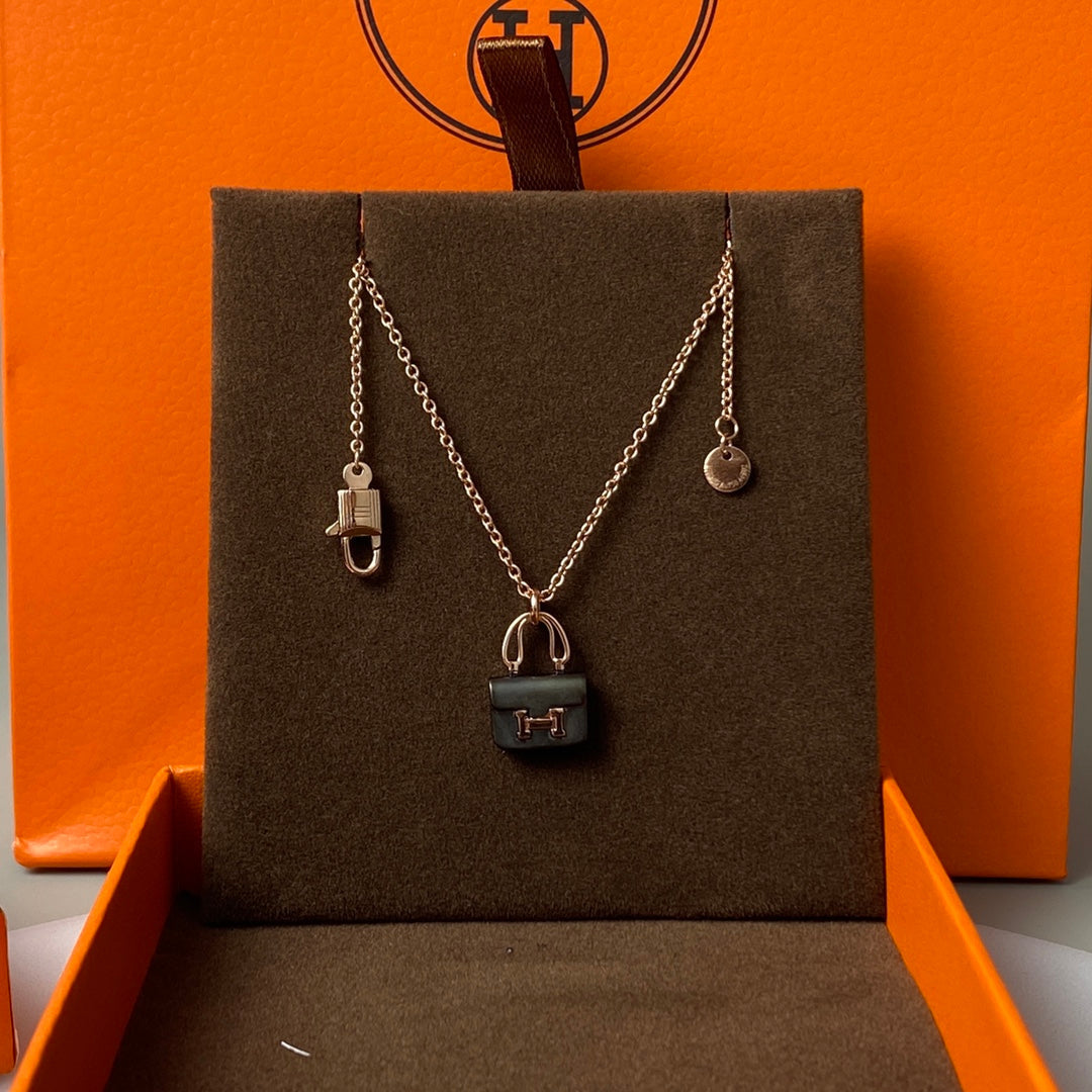 [⭐Hevara Jewelry]CONSTANCE BLACK PEDANT PINK GOLD NECKLACE