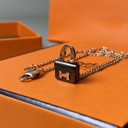 [⭐Hevara Jewelry]CONSTANCE BLACK PEDANT PINK GOLD NECKLACE