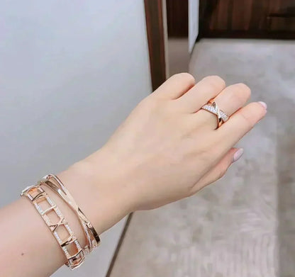 [Hevara Jewelry]NARROW HINGED BANGLEIN WITH DIAMONDS SMALL