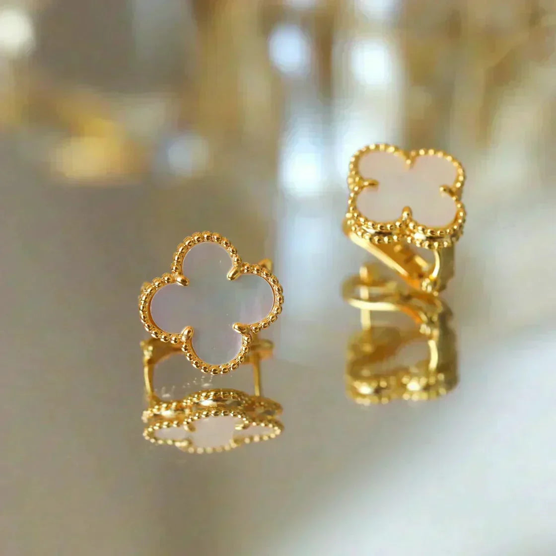 [⭐Hevara Jewelry]CLOVER MEDIUM 1 MOTIFS  WHITE MOP STUD EARRINGS