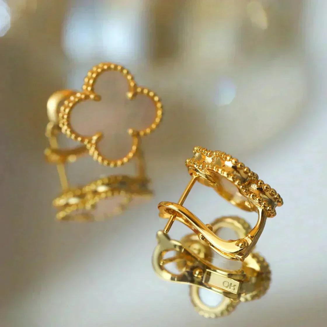 [⭐Hevara Jewelry]CLOVER MEDIUM 1 MOTIFS  WHITE MOP STUD EARRINGS