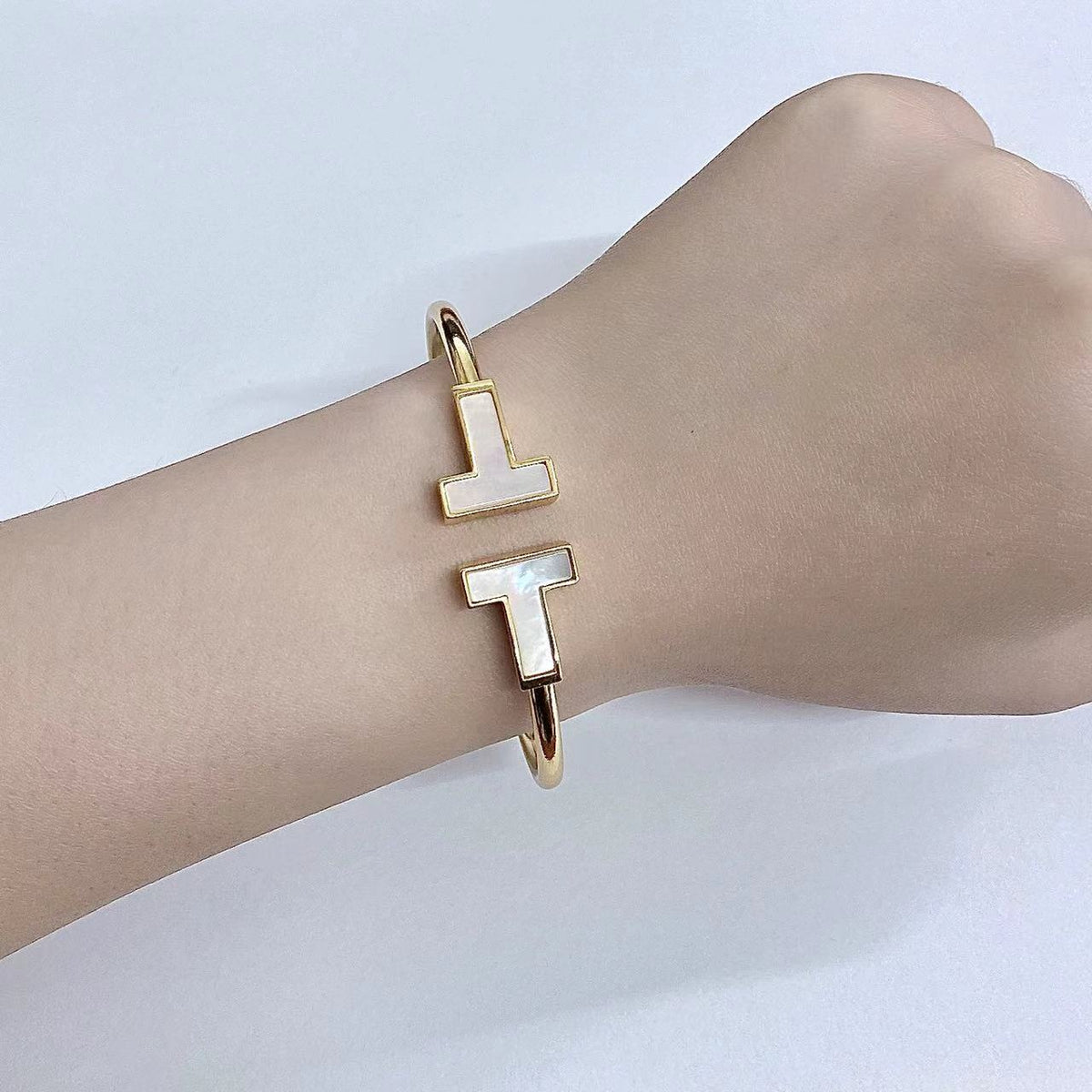 [Hevara Jewelry]T WIDE MOP OPEN BRACELET
