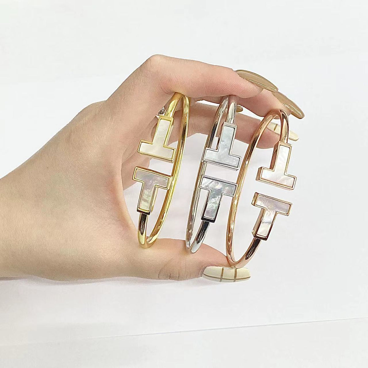 [Hevara Jewelry]T WIDE MOP OPEN BRACELET