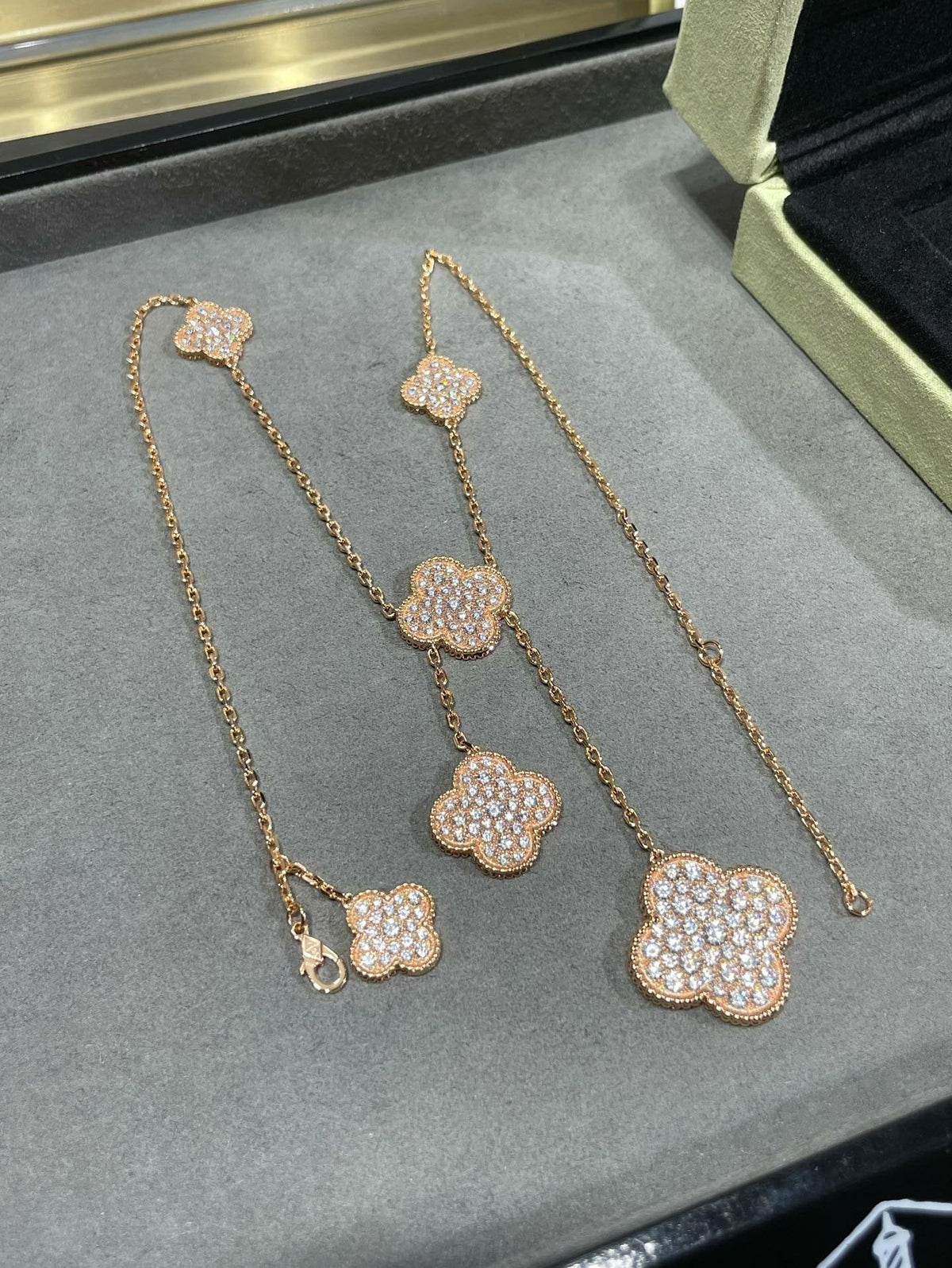 [⭐Hevara Jewelry]CLOVER 6 MOTIF DIAMOND PAVED NECKLACE