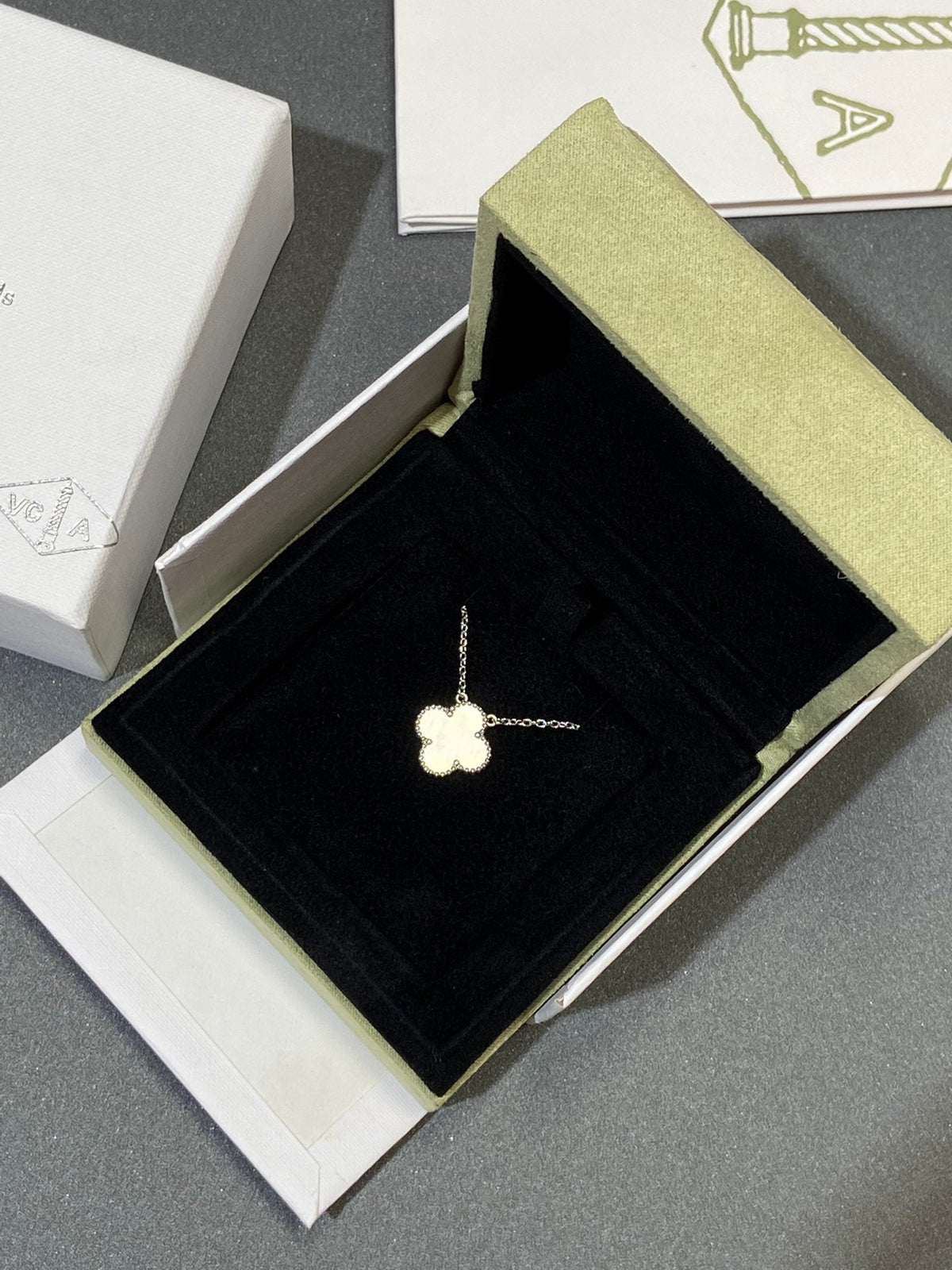 [⭐Hevara Jewelry]CLOVER MEDIUM SILVER WHITE MOP NECKLACE