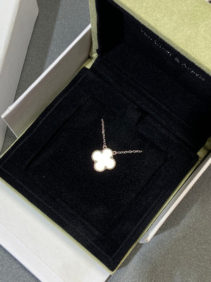 [⭐Hevara Jewelry]CLOVER MEDIUM SILVER WHITE MOP NECKLACE