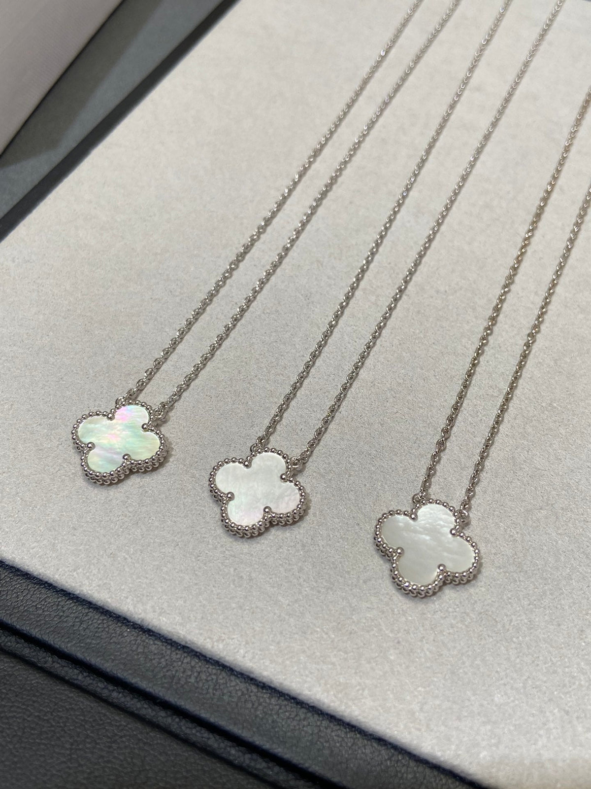 [⭐Hevara Jewelry]CLOVER MEDIUM SILVER WHITE MOP NECKLACE