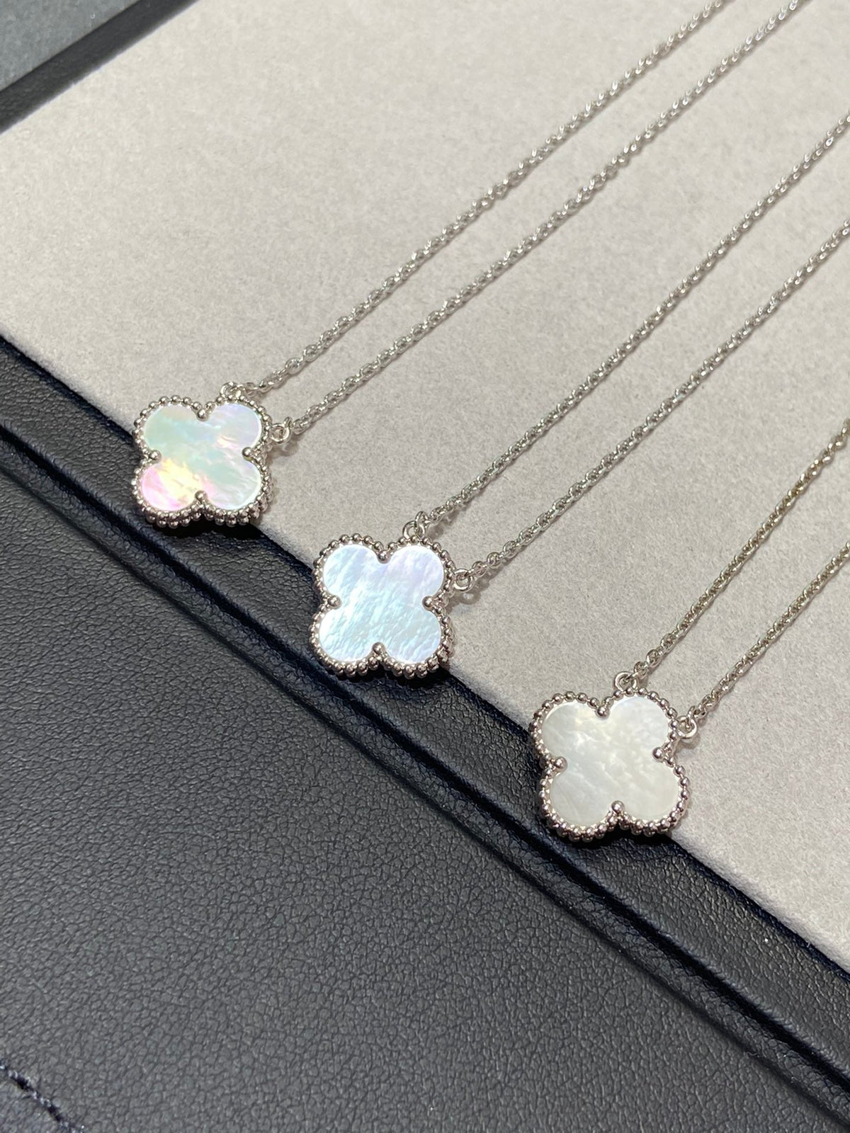 [⭐Hevara Jewelry]CLOVER MEDIUM SILVER WHITE MOP NECKLACE