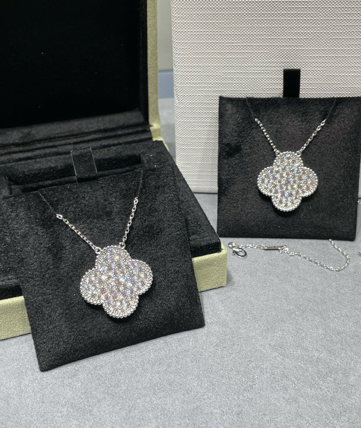 [⭐Hevara Jewelry]CLOVER 25MM LARGE PENDANT DIAMOND PAVED SILVER NECKLACE