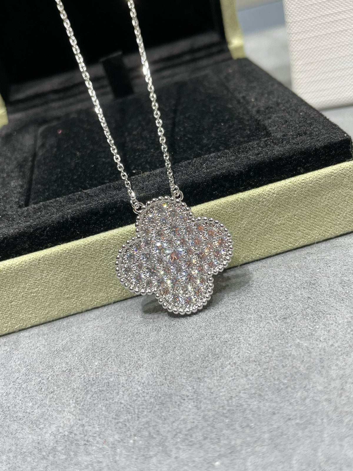 [⭐Hevara Jewelry]CLOVER 25MM LARGE PENDANT DIAMOND PAVED SILVER NECKLACE