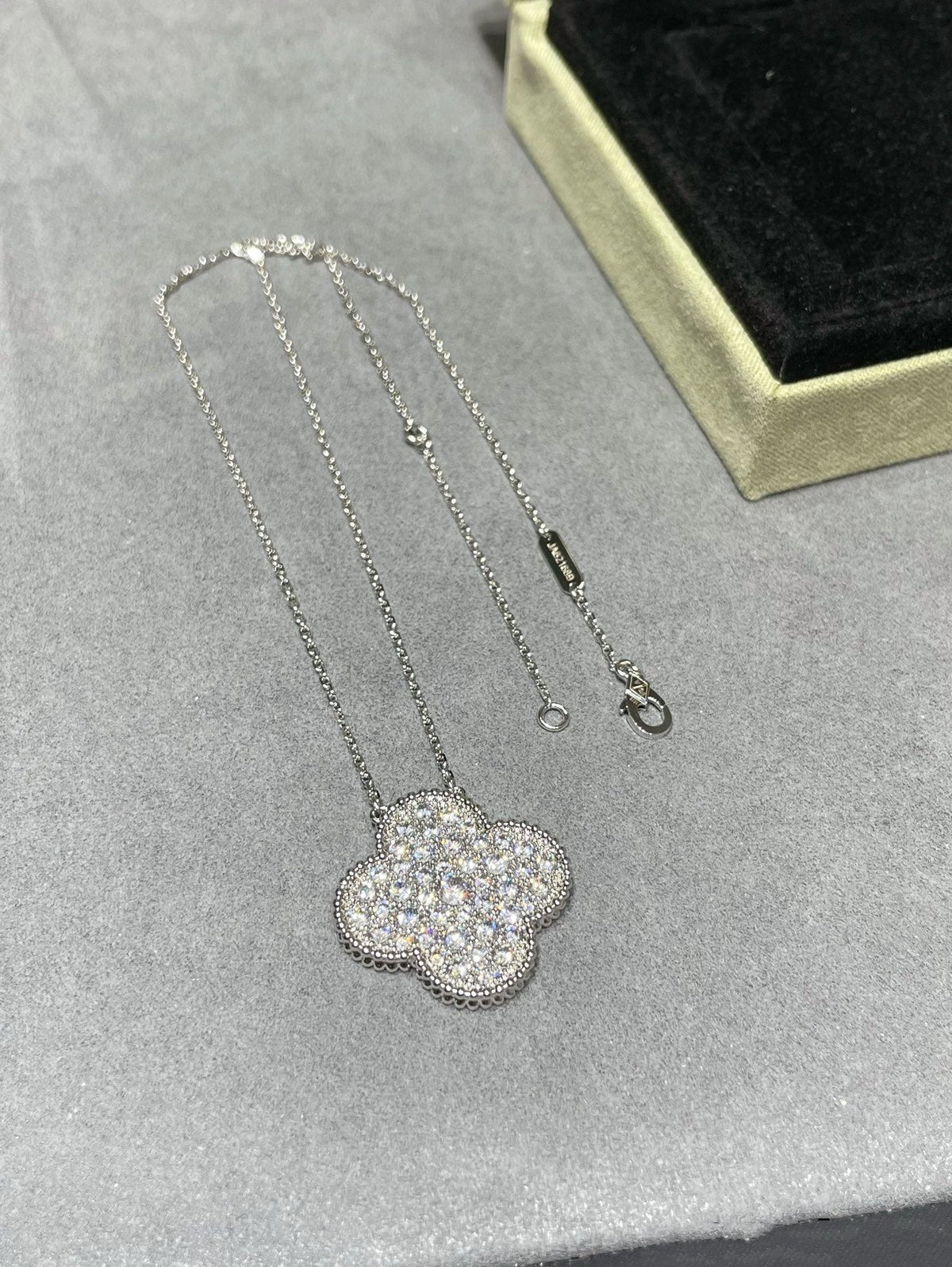 [⭐Hevara Jewelry]CLOVER 25MM LARGE PENDANT DIAMOND PAVED SILVER NECKLACE