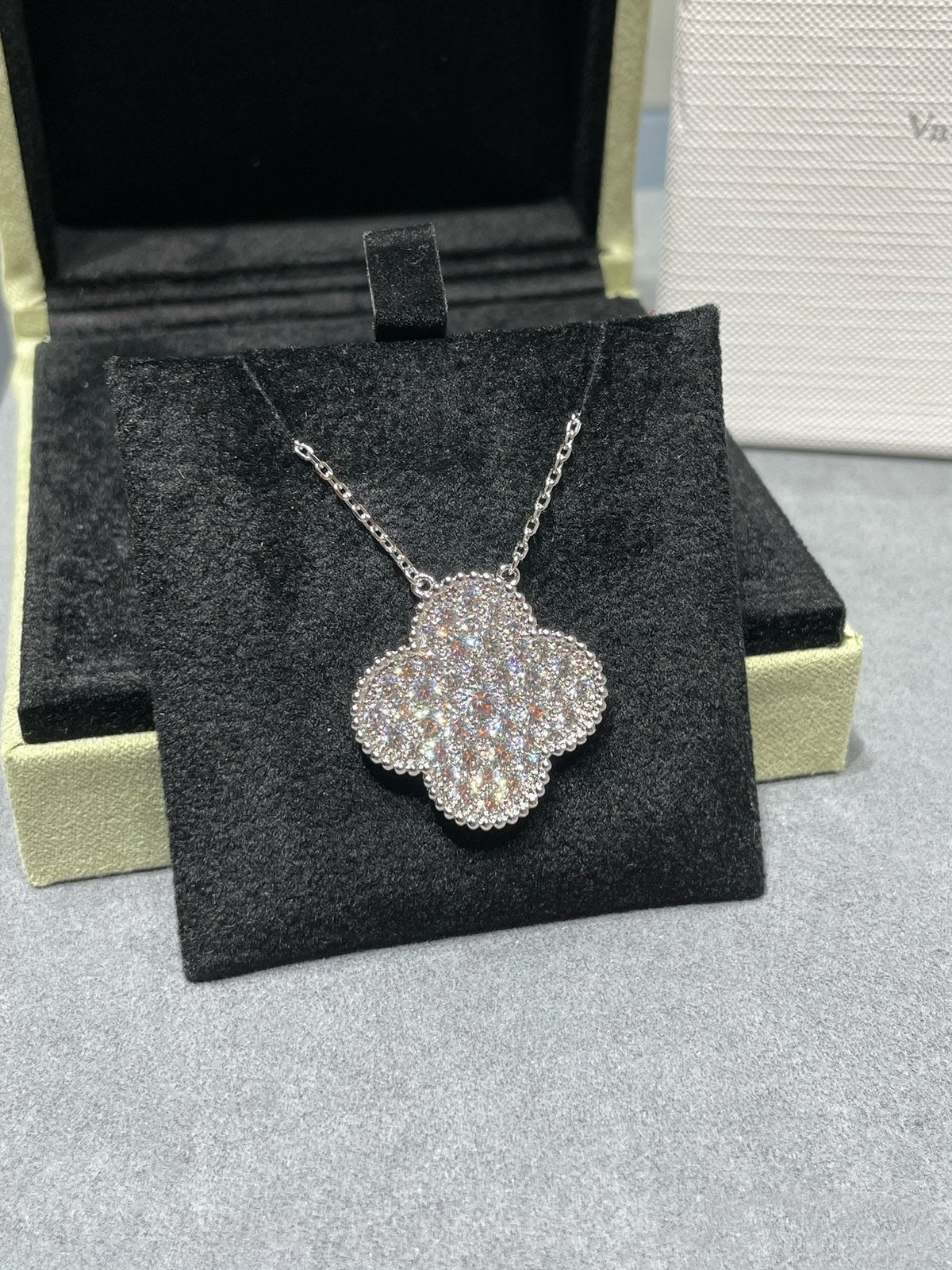 [⭐Hevara Jewelry]CLOVER 25MM LARGE PENDANT DIAMOND PAVED SILVER NECKLACE