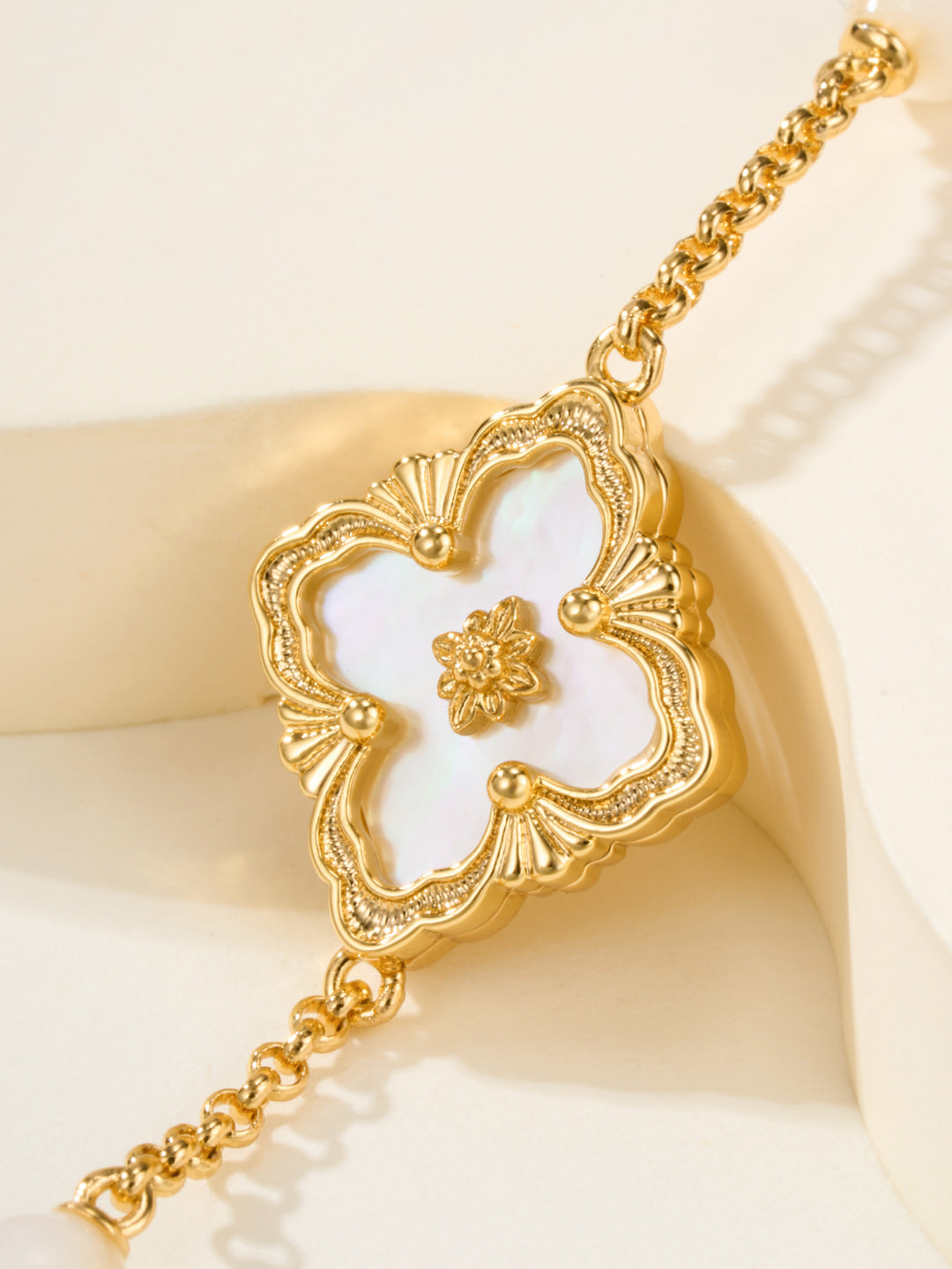 [⭐Hevara Jewelry]B.C.L ENAMELED Three-Flower Bracelet（Trumpet)