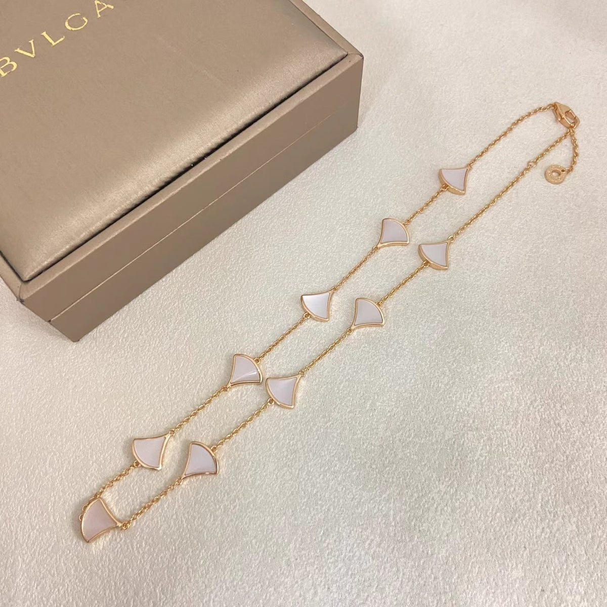 [⭐Hevara Jewelry]NEW ARRIVAL: TEN-FLOWER DRESS AND GOLD NECKLACE