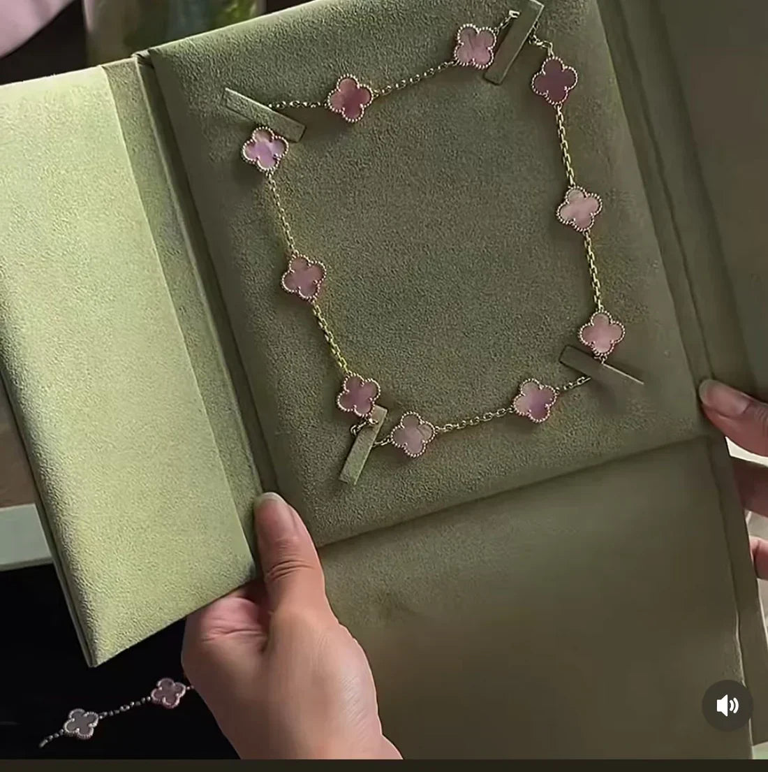 [⭐Hevara Jewelry Jewellery] Pink Necklace with Ten Clover Designs