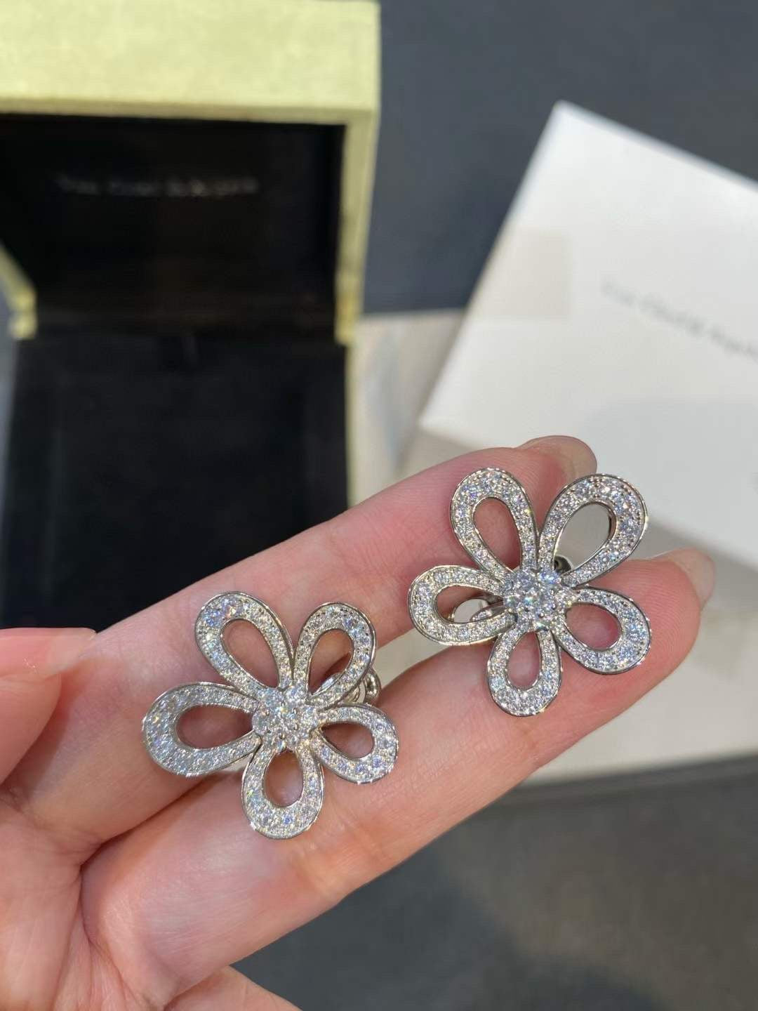 [⭐Hevara Jewelry]FLOWERLACE EARRINGS FULL DIAMONDS
