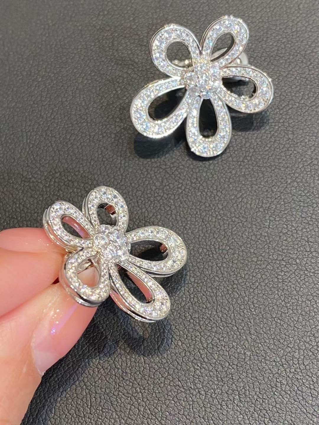[⭐Hevara Jewelry]FLOWERLACE EARRINGS FULL DIAMONDS