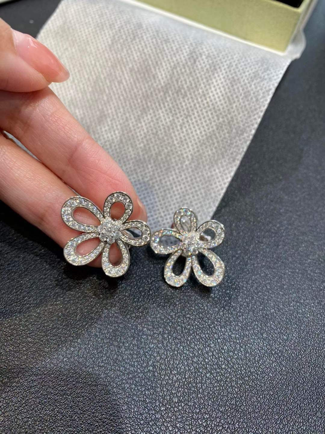 [⭐Hevara Jewelry]FLOWERLACE EARRINGS FULL DIAMONDS