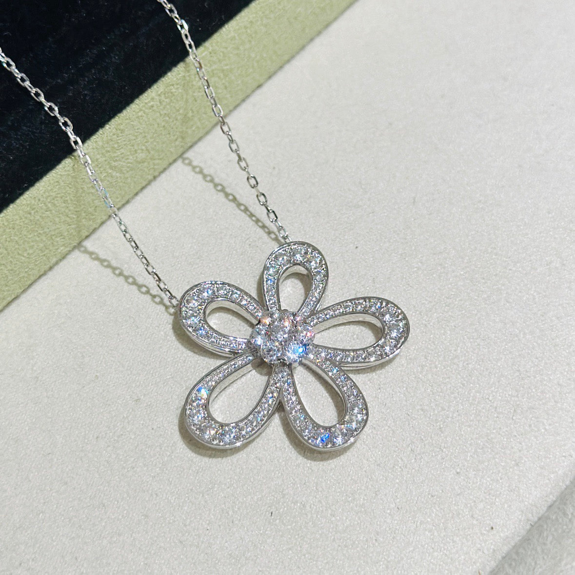 [⭐Hevara Jewelry]FLOWERLACE NECKLACE FULL DIAMONDS