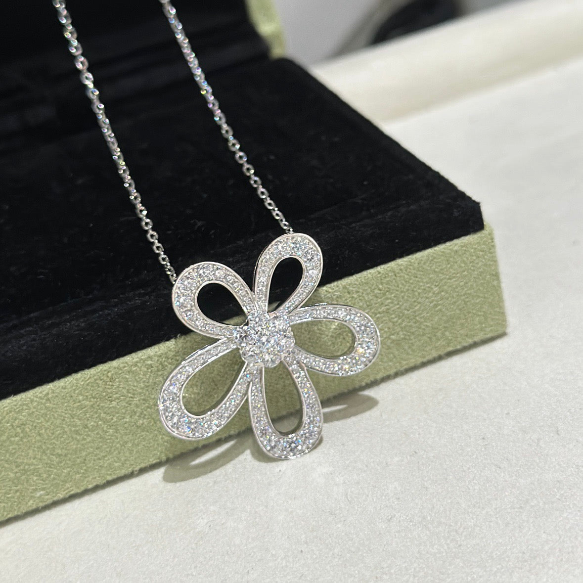 [⭐Hevara Jewelry]FLOWERLACE NECKLACE FULL DIAMONDS