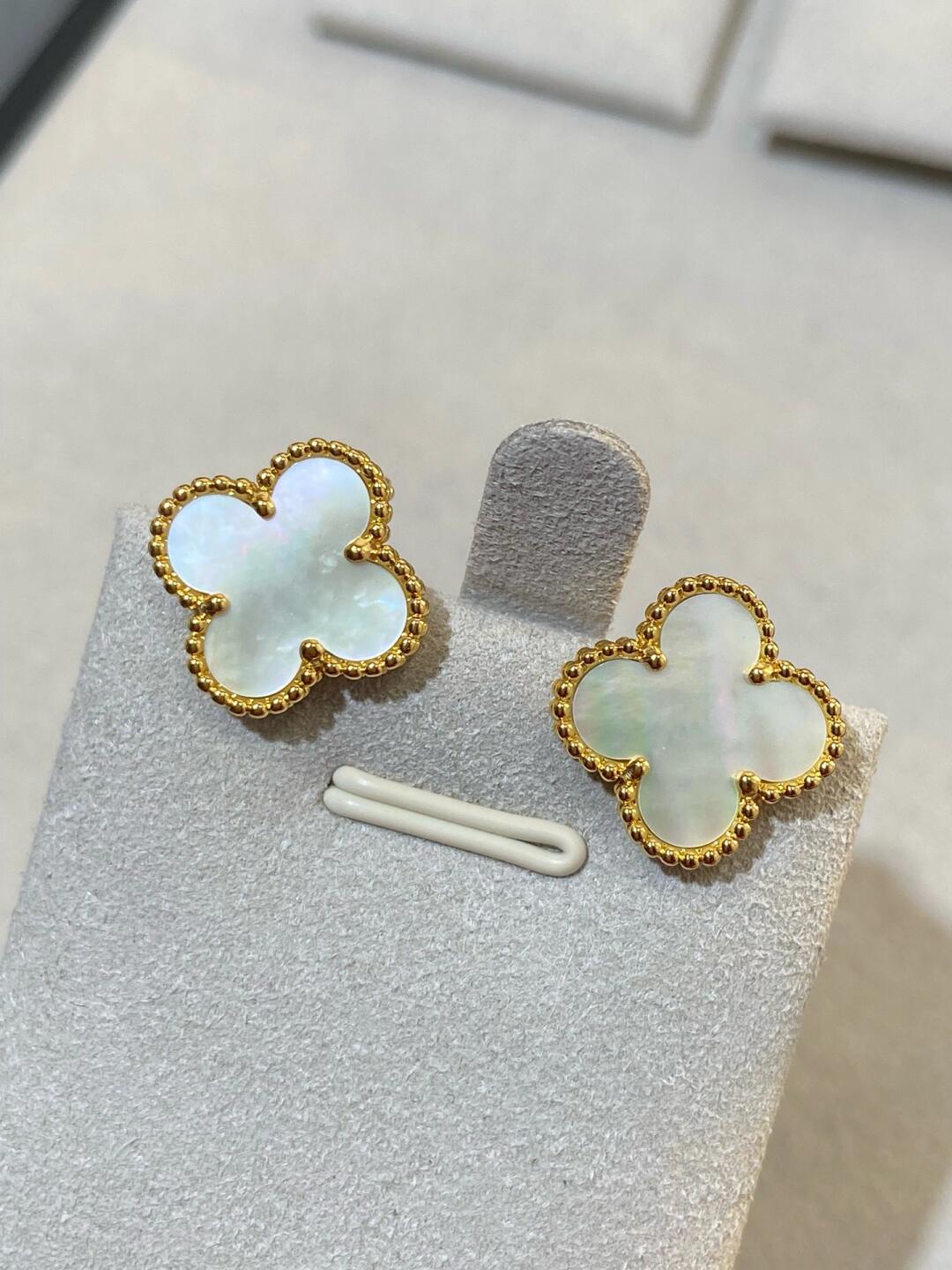 [⭐Hevara Jewelry] CLOVER LARGE (20mm) 1 MOTIFS WHITE MOP STUD EARRINGS