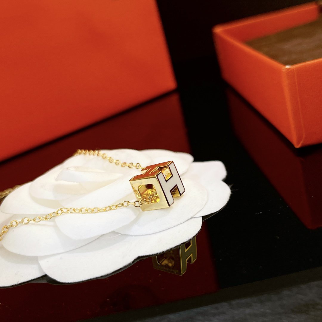 [⭐Hevara Jewelry]H WHITE SQUARE GOLD NECKLACE