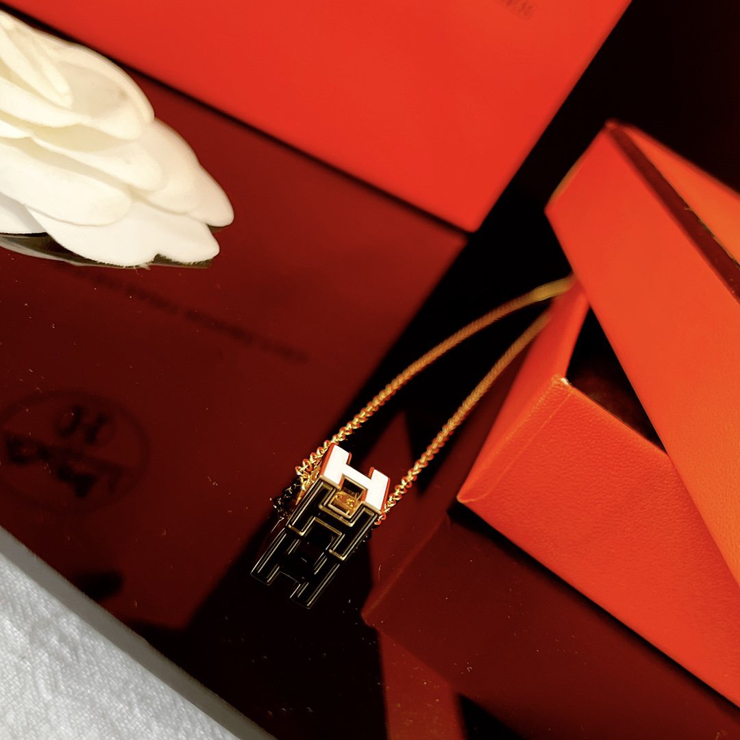 [⭐Hevara Jewelry]H WHITE SQUARE GOLD NECKLACE