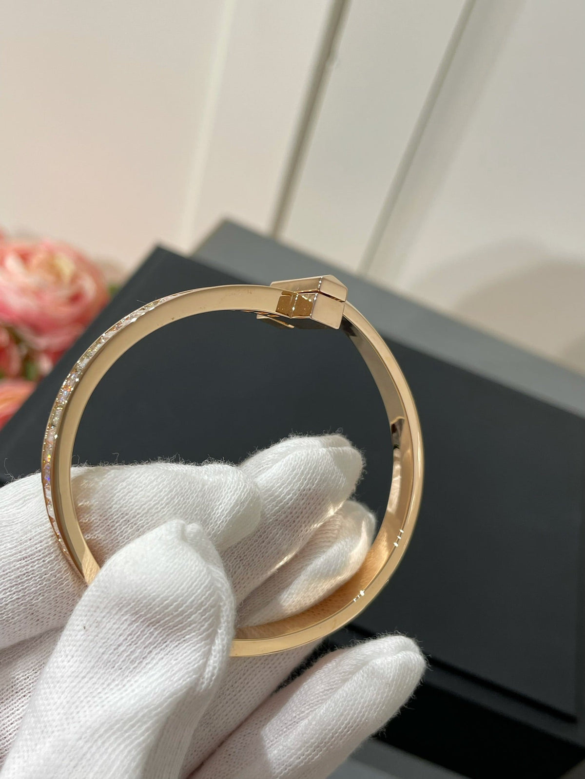 [Hevara Jewelry]WIDE HINGED BANGLE PINK GOLD WITH BAGUETTE DIAMONDS