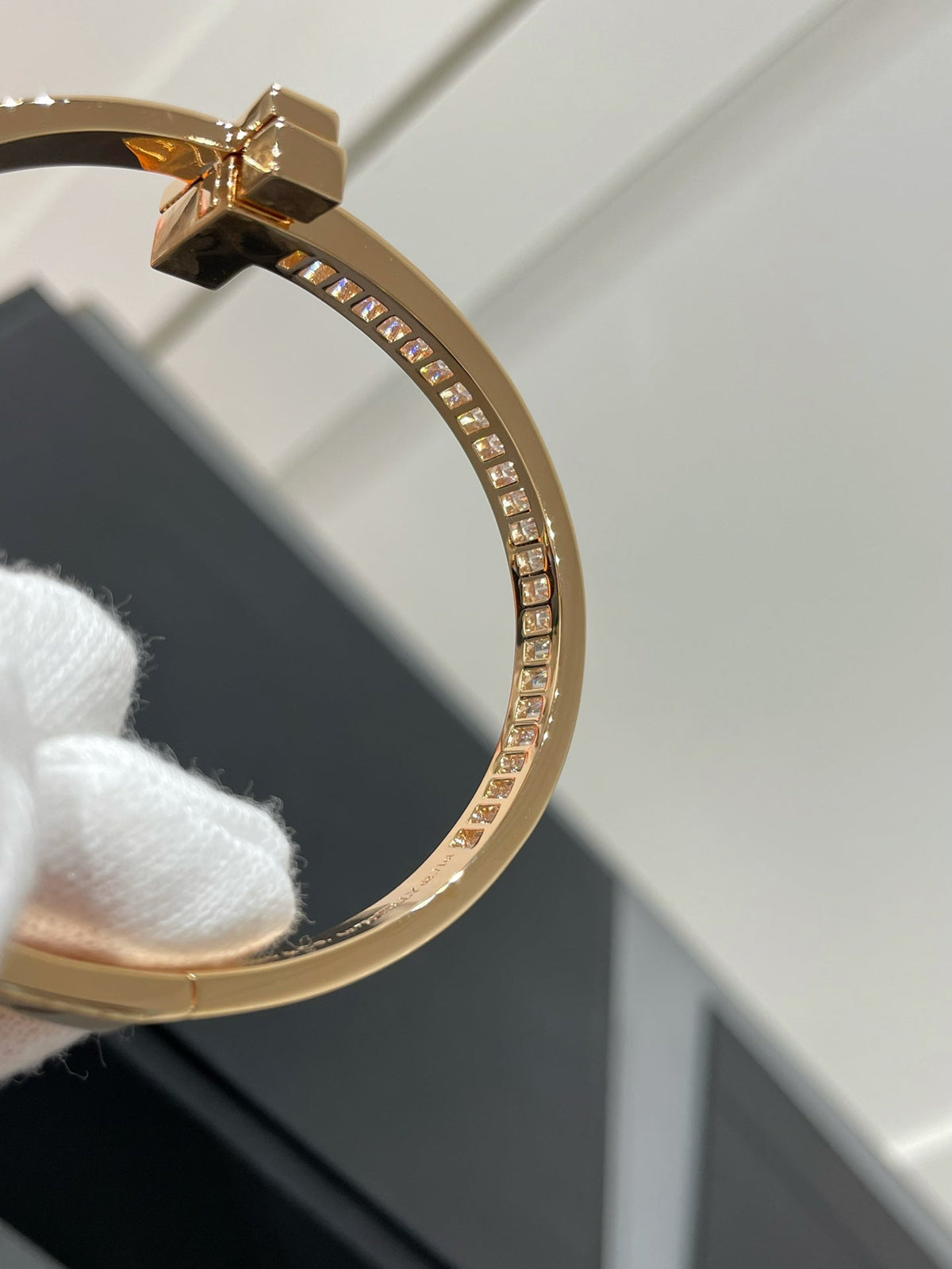 [Hevara Jewelry]WIDE HINGED BANGLE PINK GOLD WITH BAGUETTE DIAMONDS