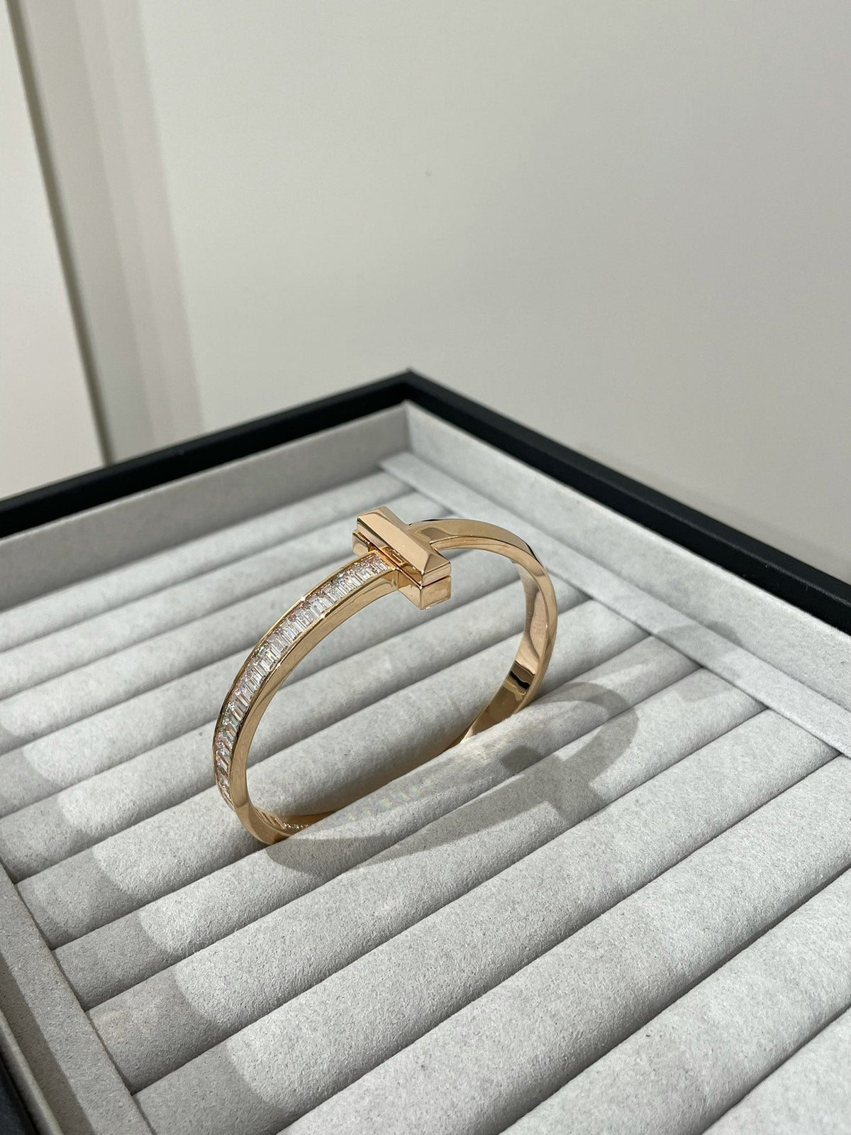 [Hevara Jewelry]WIDE HINGED BANGLE PINK GOLD WITH BAGUETTE DIAMONDS