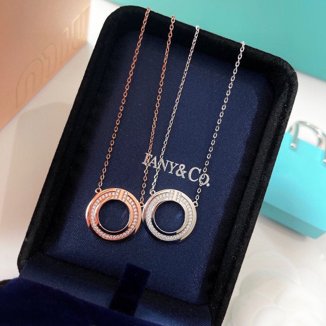 [Hevara Jewelry]DIAMOND AND MOTHER OF PEARL CIRCLE PENDANT