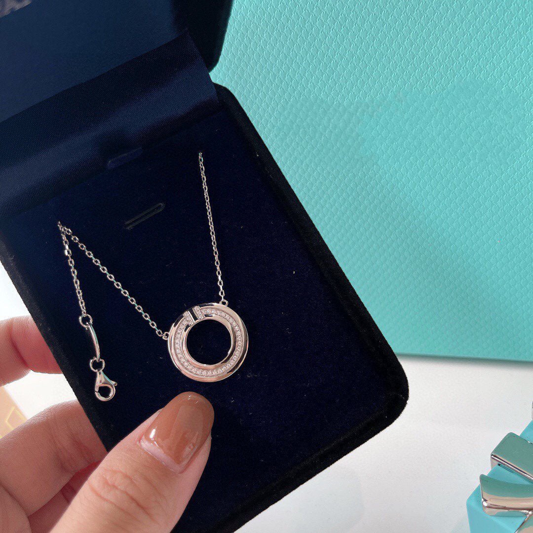 [Hevara Jewelry]DIAMOND AND MOTHER OF PEARL CIRCLE PENDANT