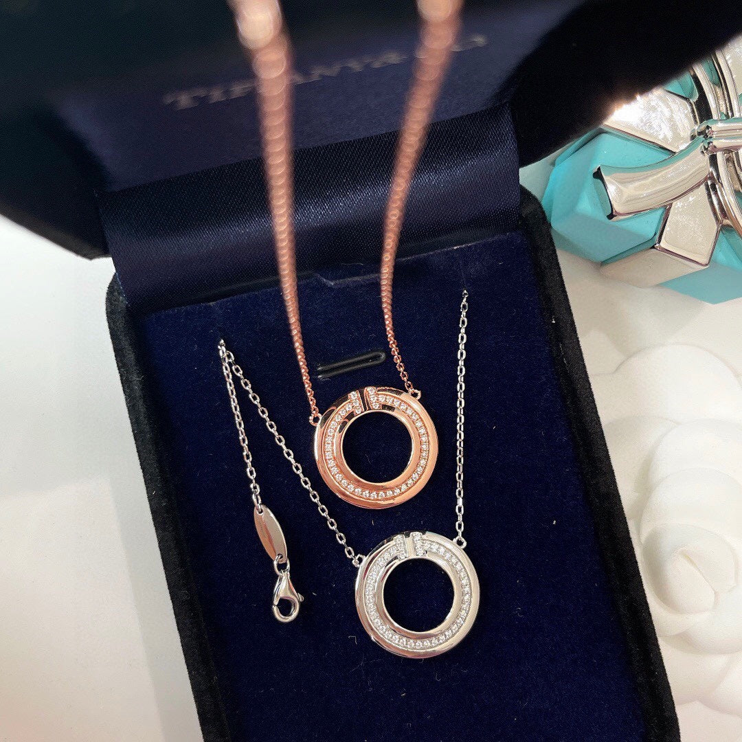 [Hevara Jewelry]DIAMOND AND MOTHER OF PEARL CIRCLE PENDANT
