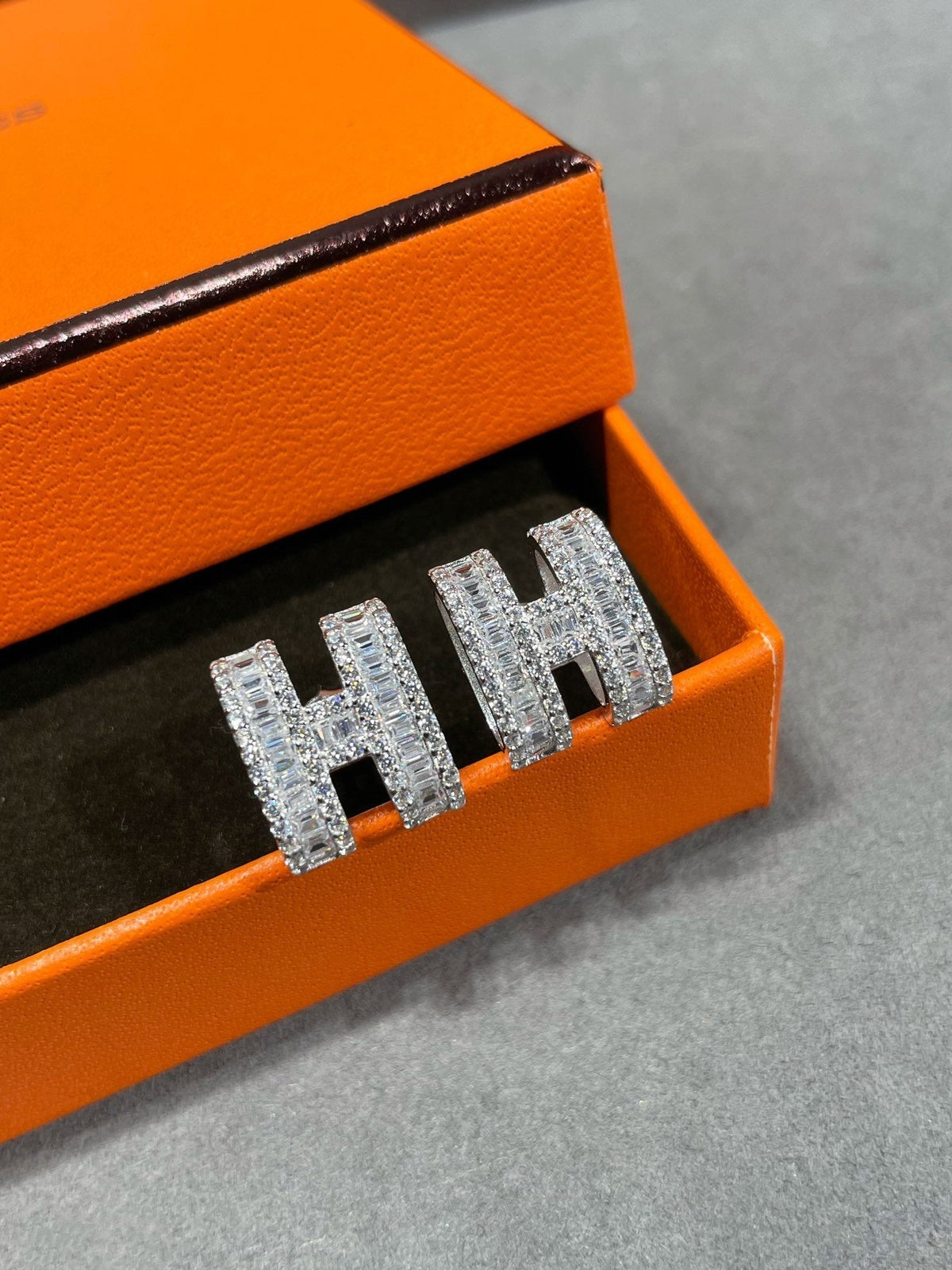 [⭐Hevara Jewelry]H STUD EARRINGS WITH SILVER DIAMONDS