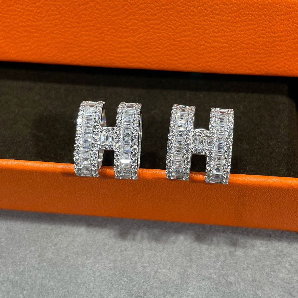 [⭐Hevara Jewelry]H STUD EARRINGS WITH SILVER DIAMONDS