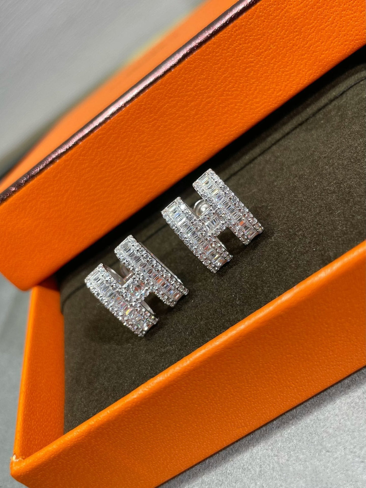[⭐Hevara Jewelry]H STUD EARRINGS WITH SILVER DIAMONDS