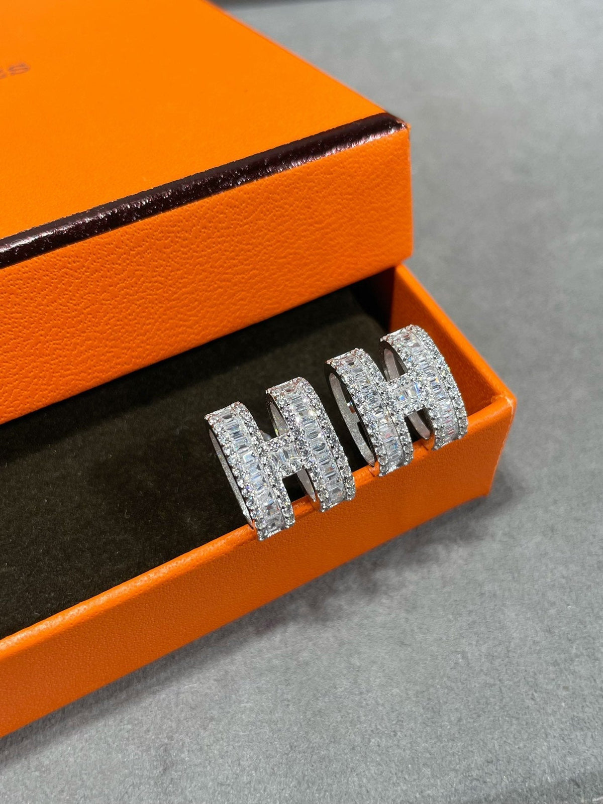[⭐Hevara Jewelry]H STUD EARRINGS WITH SILVER DIAMONDS
