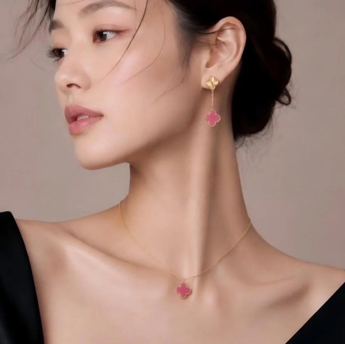 [⭐Hevara Jewelry] NEW CLOVER 15MM PINK ENAMEL NECKLACE