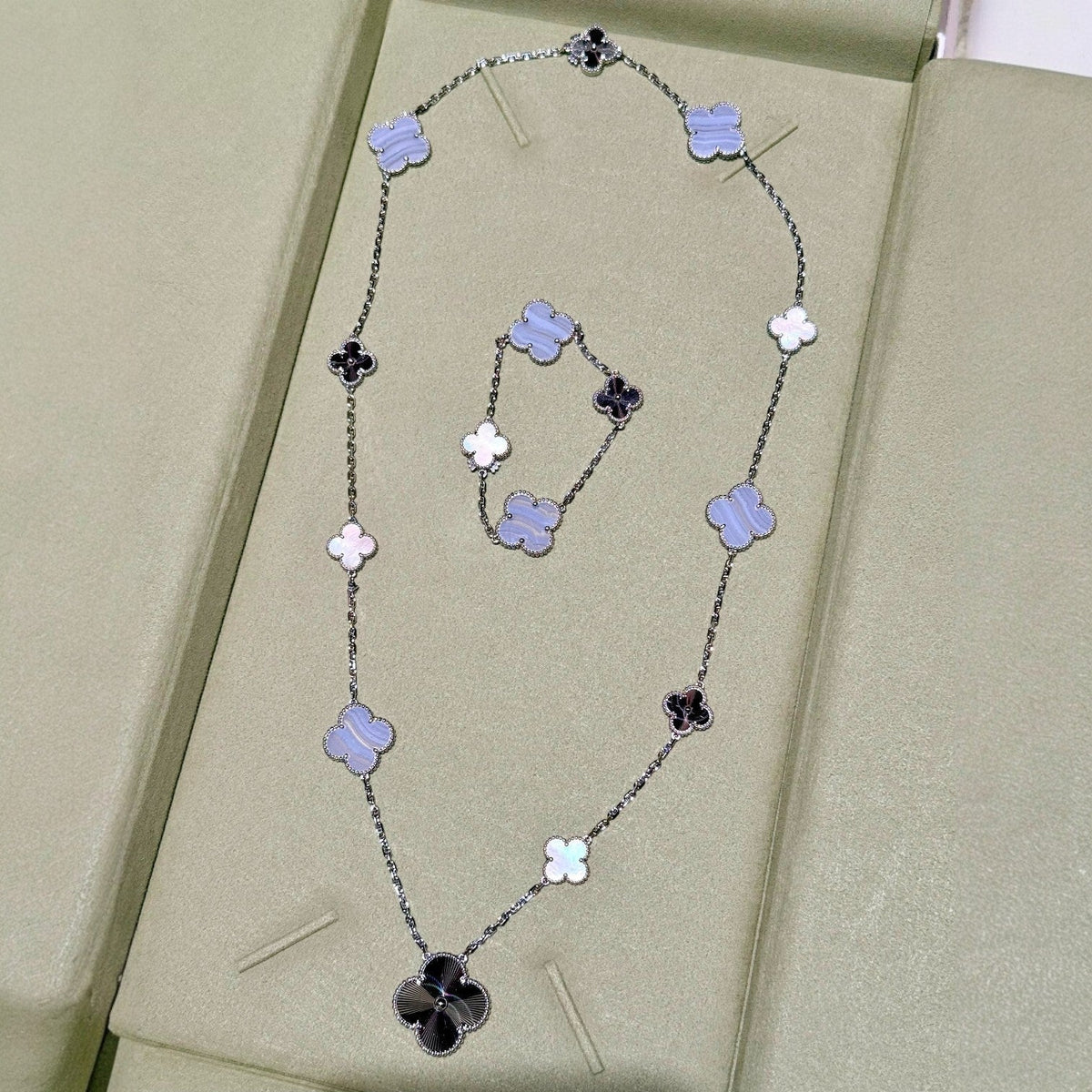 [⭐Hevara Jewelry]DETACHABLE CLOVER 15(11+4) FLOWER SILVER NECKLACE SET
