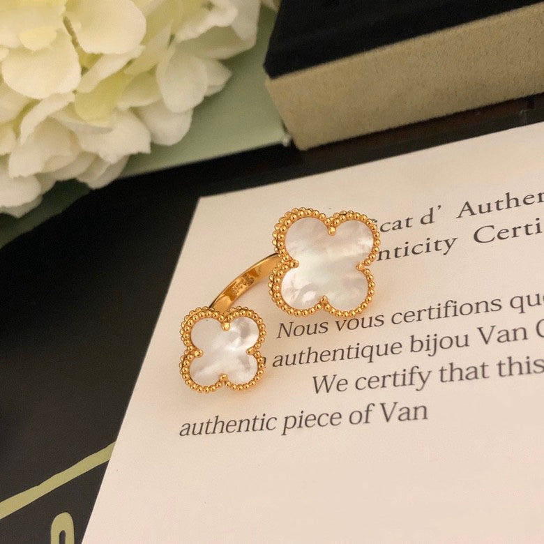 [⭐Hevara Jewelry]CLOVER BETWEEN THE FINGER RING
