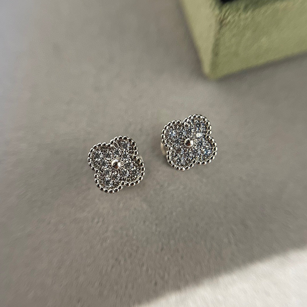[⭐Hevara Jewelry]CLOVER MINI DIAMOND STUD EARRINGS